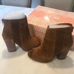 BOOTIES! Worn for 1hr! Brow suede Gianni Bini!